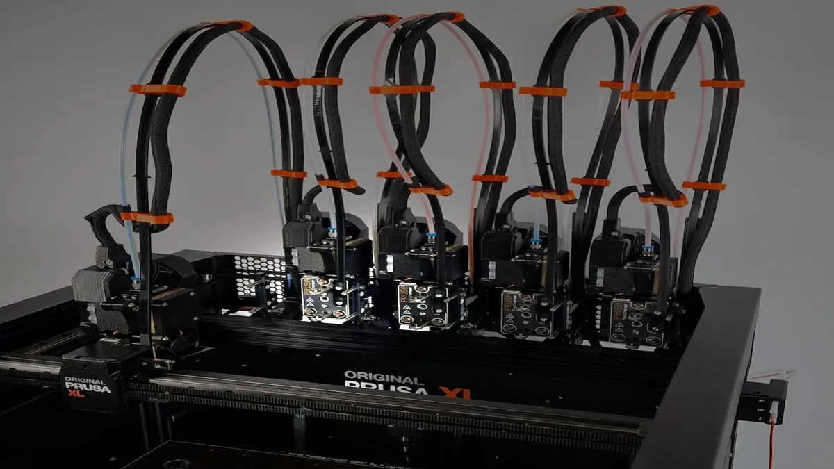 Impresora 3D Prusa XL utilizada por Vertex PM para fabricaci&oacute;n aditiva, prototipado r&aacute;pido y piezas personalizadas